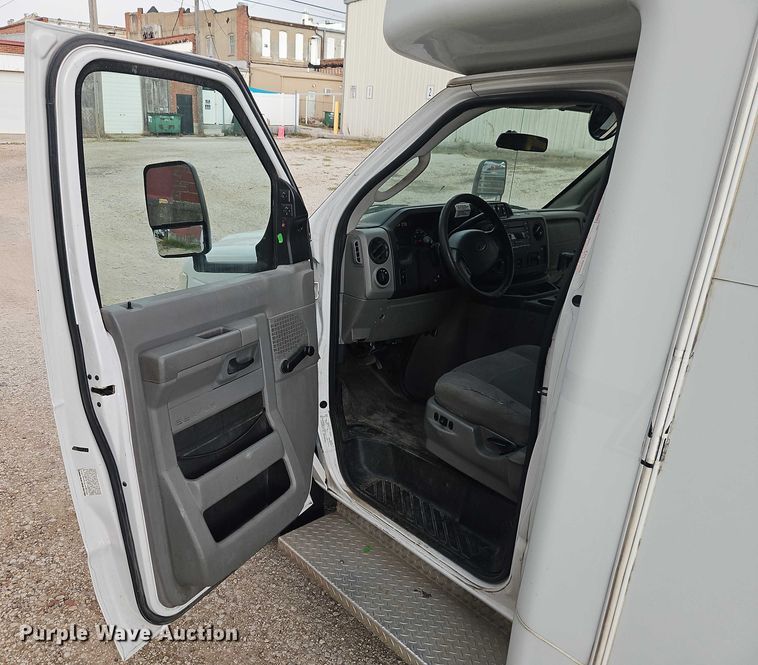 image for item EO4707 2014 Ford E450 shuttle bus