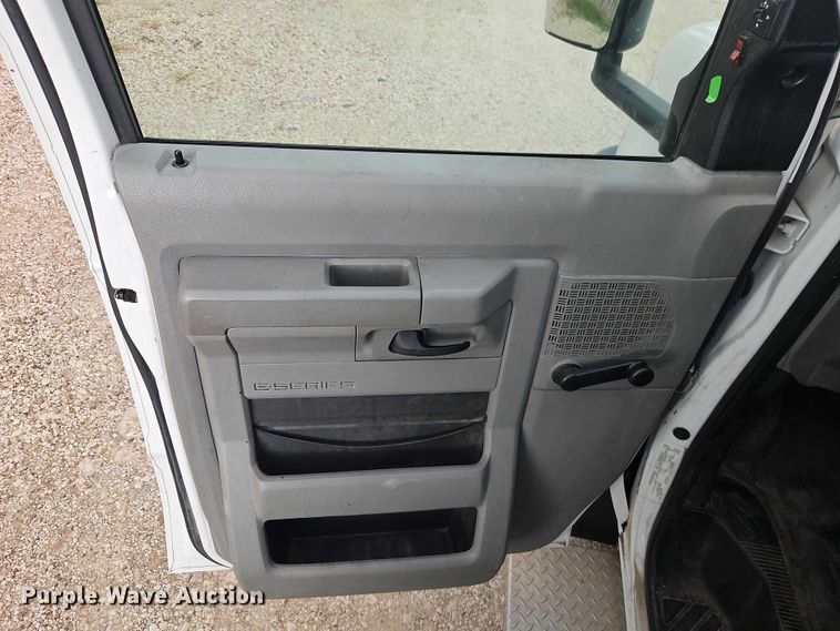 image for item EO4707 2014 Ford E450 shuttle bus