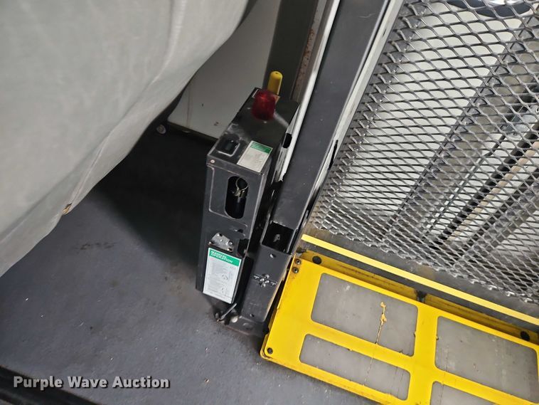 image for item EO4707 2014 Ford E450 shuttle bus