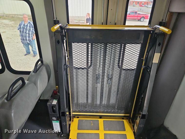 image for item EO4707 2014 Ford E450 shuttle bus