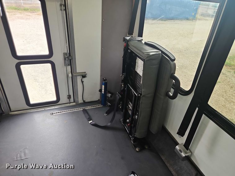 image for item EO4707 2014 Ford E450 shuttle bus