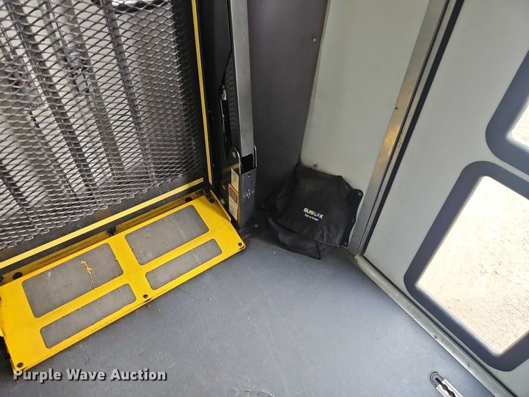 image for item EO4707 2014 Ford E450 shuttle bus