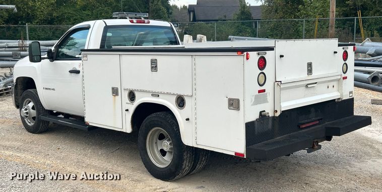 image for item ET3286 2008 Chevrolet Silverado 3500HD utility bed pickup truck