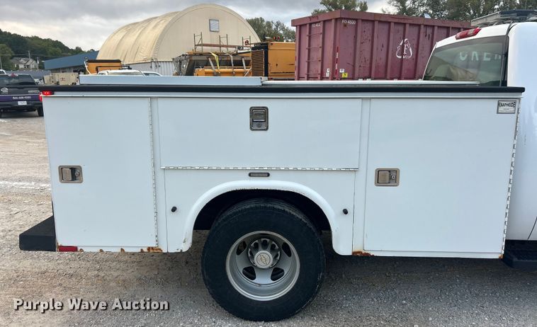 image for item ET3286 2008 Chevrolet Silverado 3500HD utility bed pickup truck