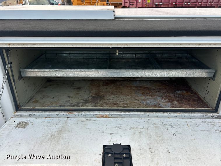 image for item ET3286 2008 Chevrolet Silverado 3500HD utility bed pickup truck