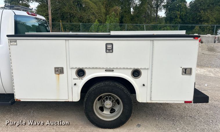 image for item ET3286 2008 Chevrolet Silverado 3500HD utility bed pickup truck