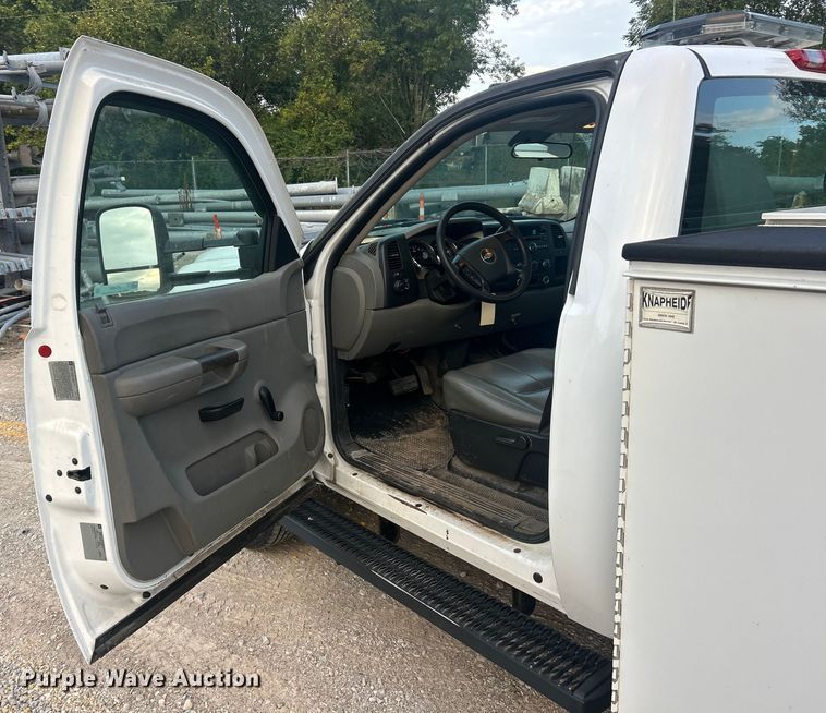 image for item ET3286 2008 Chevrolet Silverado 3500HD utility bed pickup truck