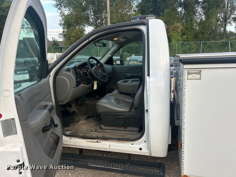 image for item ET3286 2008 Chevrolet Silverado 3500HD utility bed pickup truck