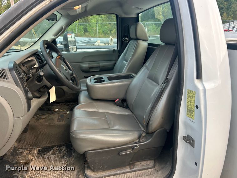 image for item ET3286 2008 Chevrolet Silverado 3500HD utility bed pickup truck