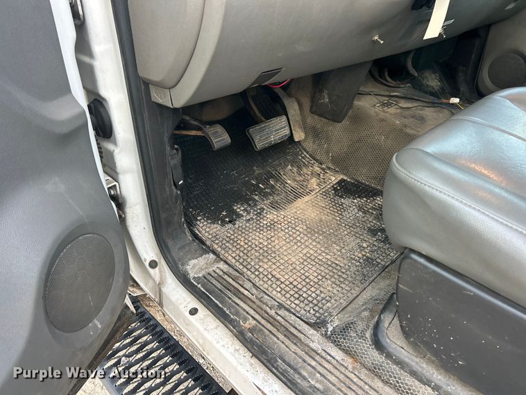 image for item ET3286 2008 Chevrolet Silverado 3500HD utility bed pickup truck