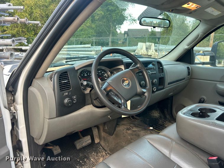 image for item ET3286 2008 Chevrolet Silverado 3500HD utility bed pickup truck