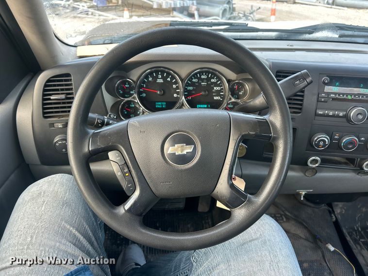 image for item ET3286 2008 Chevrolet Silverado 3500HD utility bed pickup truck