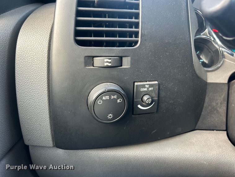 image for item ET3286 2008 Chevrolet Silverado 3500HD utility bed pickup truck