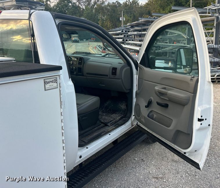 image for item ET3286 2008 Chevrolet Silverado 3500HD utility bed pickup truck