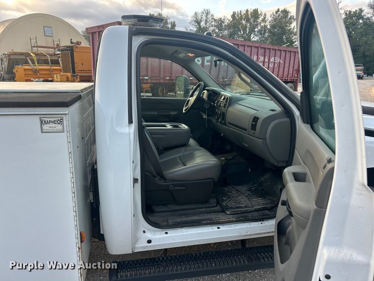 image for item ET3286 2008 Chevrolet Silverado 3500HD utility bed pickup truck