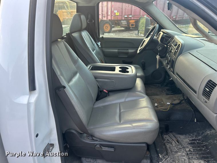 image for item ET3286 2008 Chevrolet Silverado 3500HD utility bed pickup truck