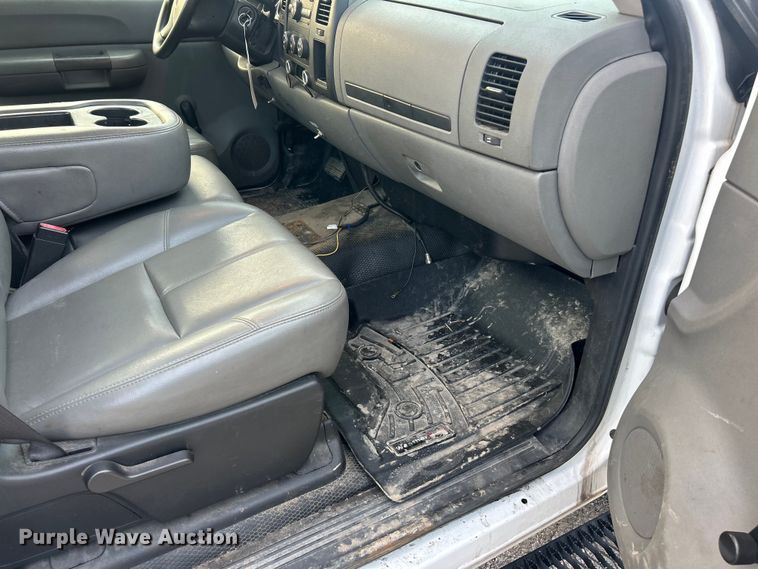 image for item ET3286 2008 Chevrolet Silverado 3500HD utility bed pickup truck