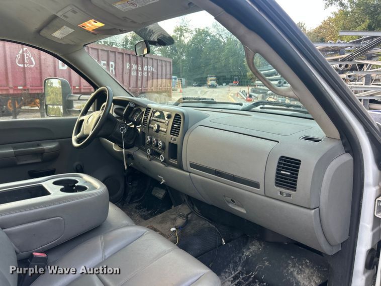 image for item ET3286 2008 Chevrolet Silverado 3500HD utility bed pickup truck