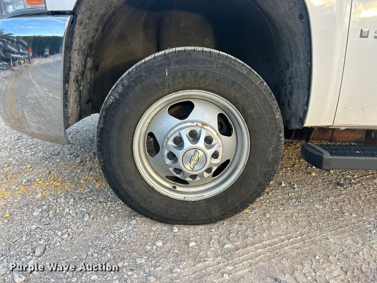 image for item ET3286 2008 Chevrolet Silverado 3500HD utility bed pickup truck