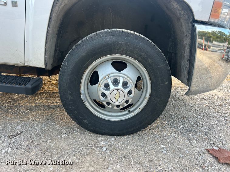 image for item ET3286 2008 Chevrolet Silverado 3500HD utility bed pickup truck