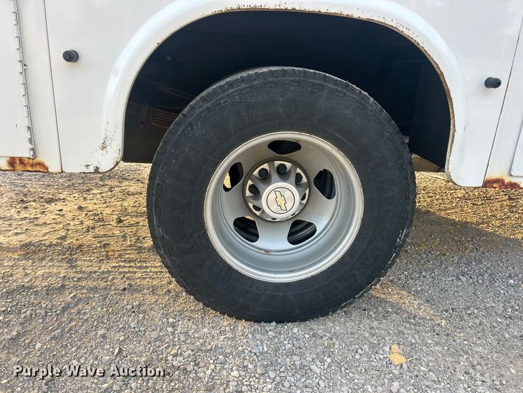 image for item ET3286 2008 Chevrolet Silverado 3500HD utility bed pickup truck