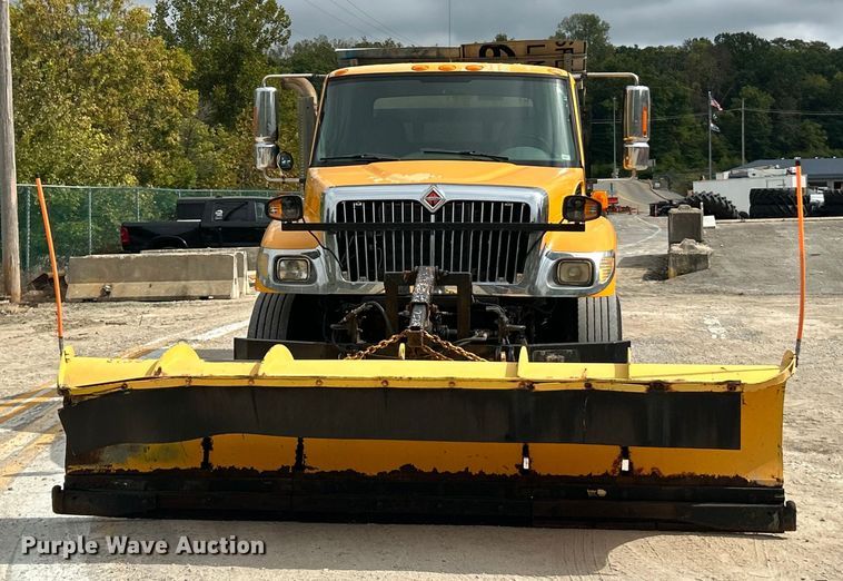 image for item ET3289 2005 International 7400 flatbed truck