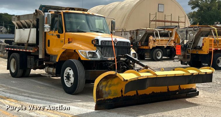 image for item ET3289 2005 International 7400 flatbed truck