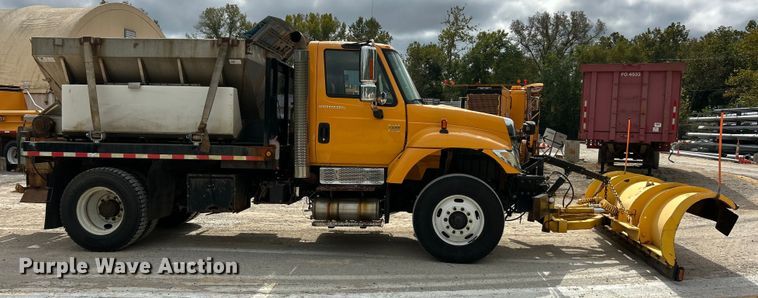 image for item ET3289 2005 International 7400 flatbed truck