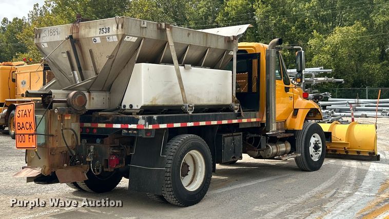 image for item ET3289 2005 International 7400 flatbed truck