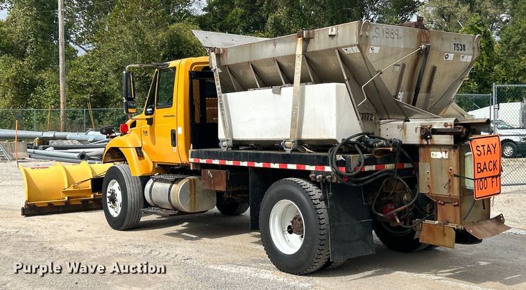 image for item ET3289 2005 International 7400 flatbed truck