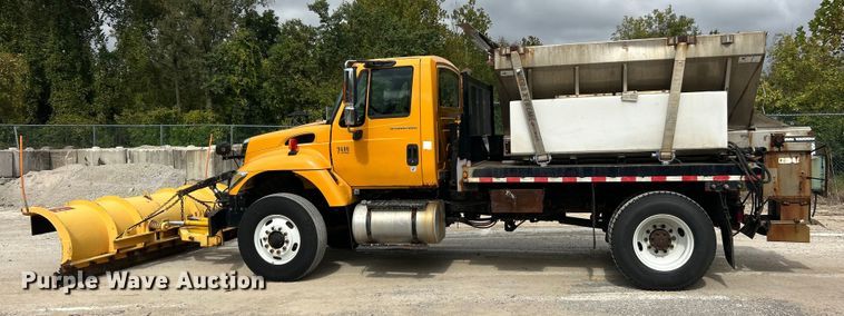 image for item ET3289 2005 International 7400 flatbed truck