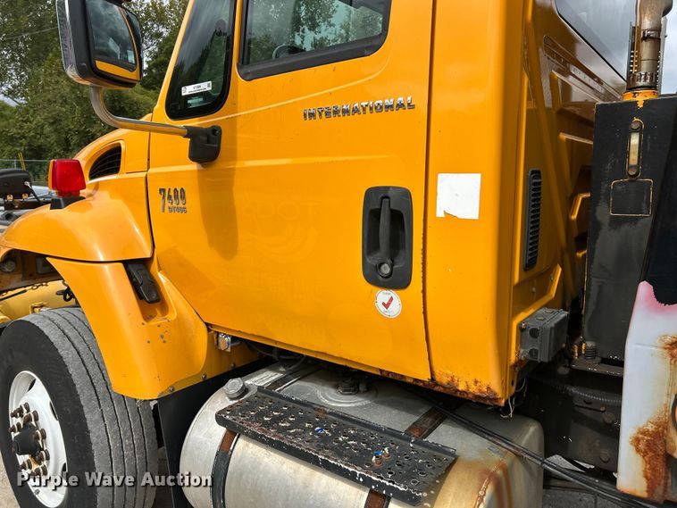 image for item ET3289 2005 International 7400 flatbed truck