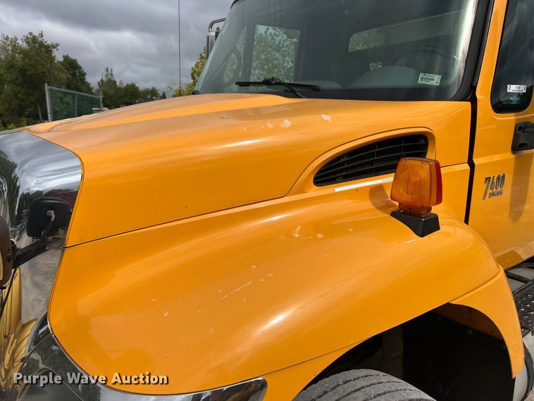 image for item ET3289 2005 International 7400 flatbed truck