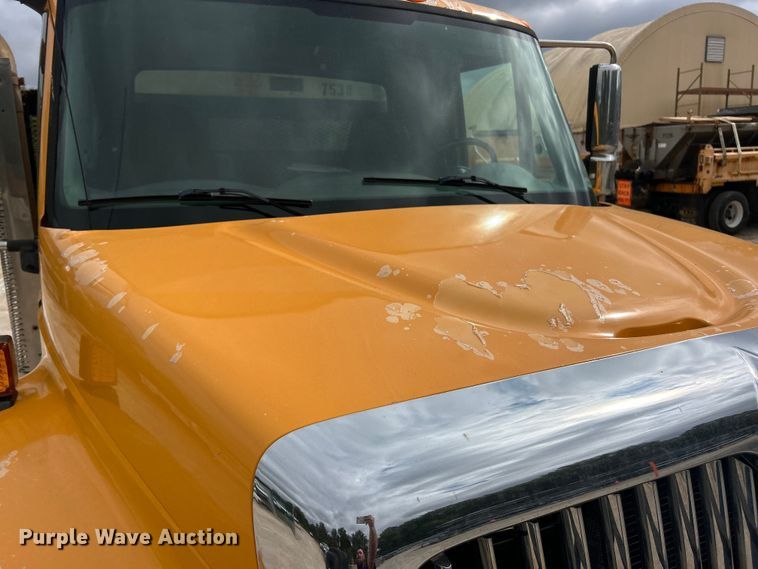 image for item ET3289 2005 International 7400 flatbed truck