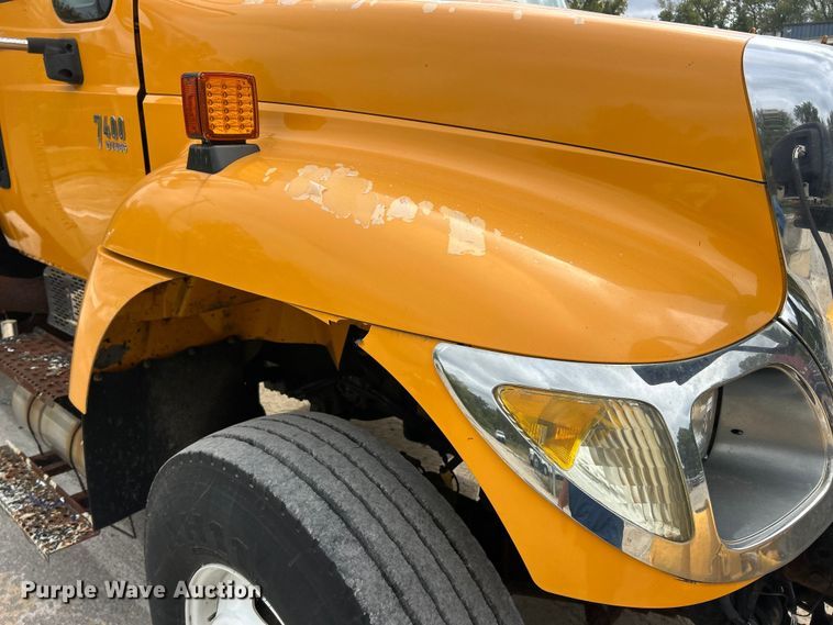 image for item ET3289 2005 International 7400 flatbed truck