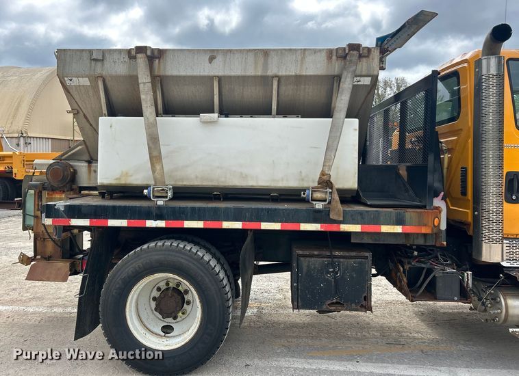 image for item ET3289 2005 International 7400 flatbed truck