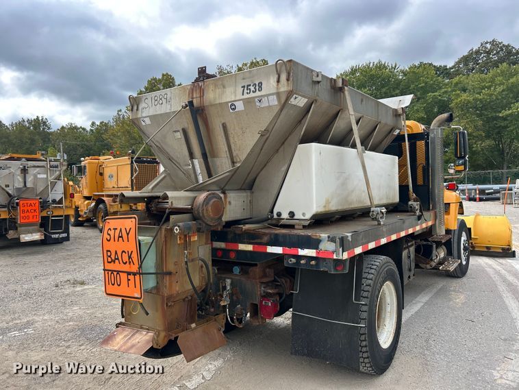 image for item ET3289 2005 International 7400 flatbed truck