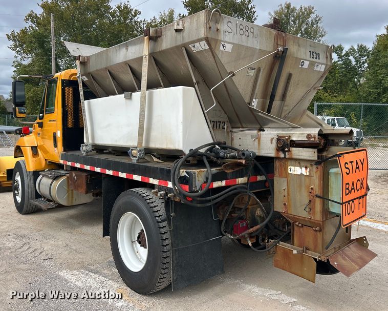 image for item ET3289 2005 International 7400 flatbed truck