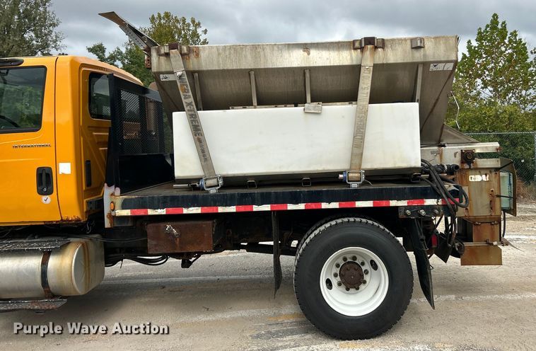 image for item ET3289 2005 International 7400 flatbed truck