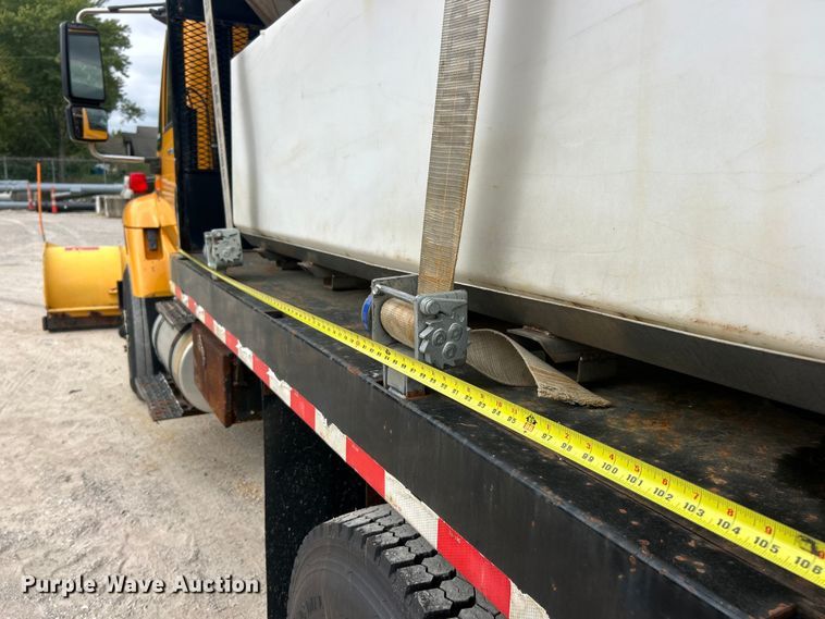 image for item ET3289 2005 International 7400 flatbed truck