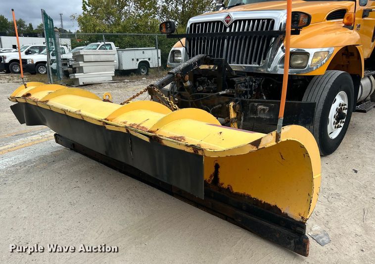 image for item ET3289 2005 International 7400 flatbed truck