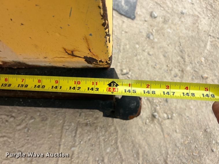 image for item ET3289 2005 International 7400 flatbed truck