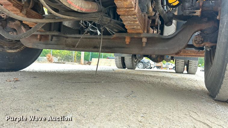 image for item ET3289 2005 International 7400 flatbed truck