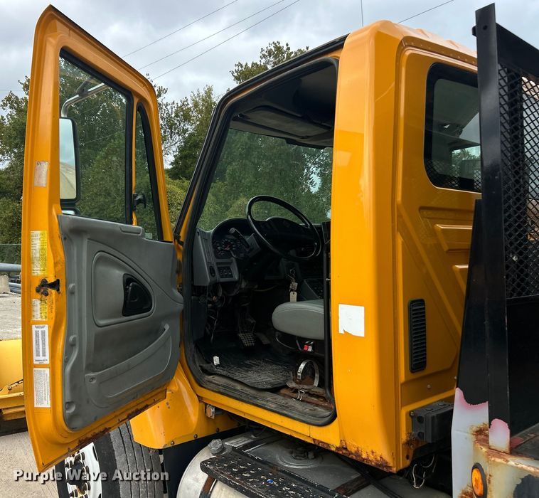 image for item ET3289 2005 International 7400 flatbed truck