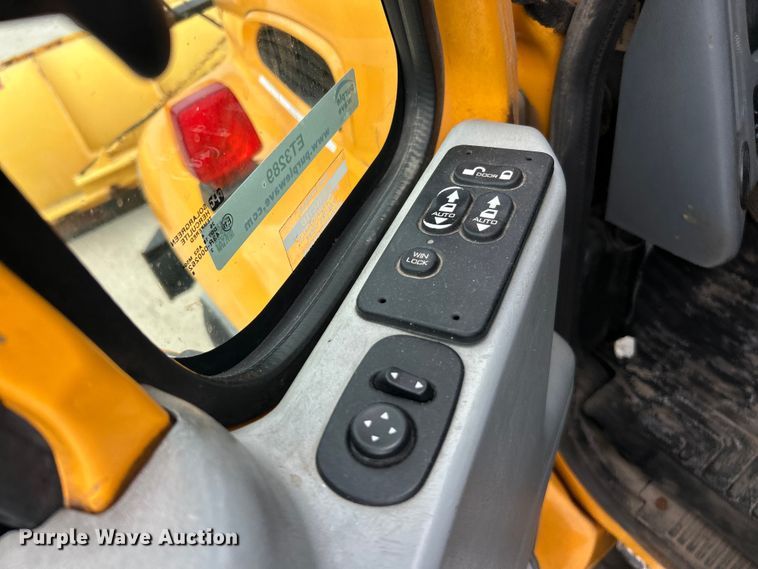 image for item ET3289 2005 International 7400 flatbed truck