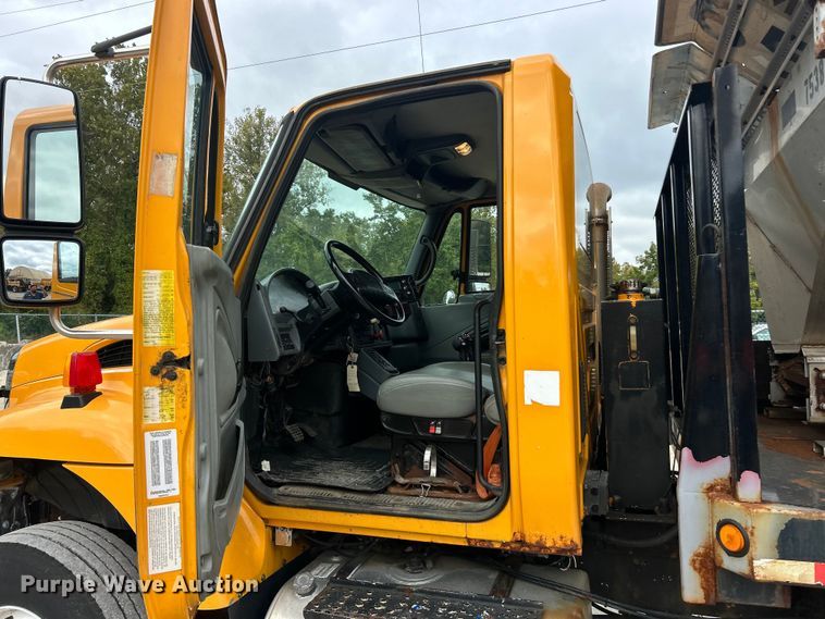 image for item ET3289 2005 International 7400 flatbed truck