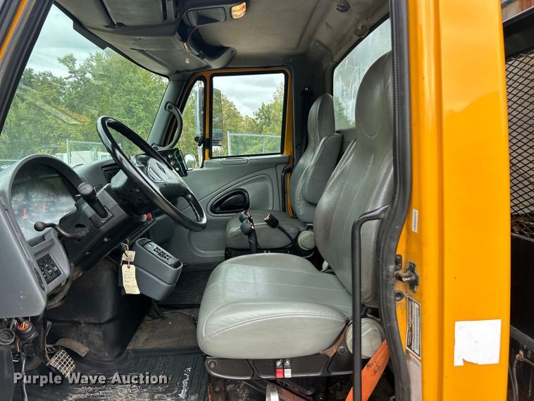 image for item ET3289 2005 International 7400 flatbed truck