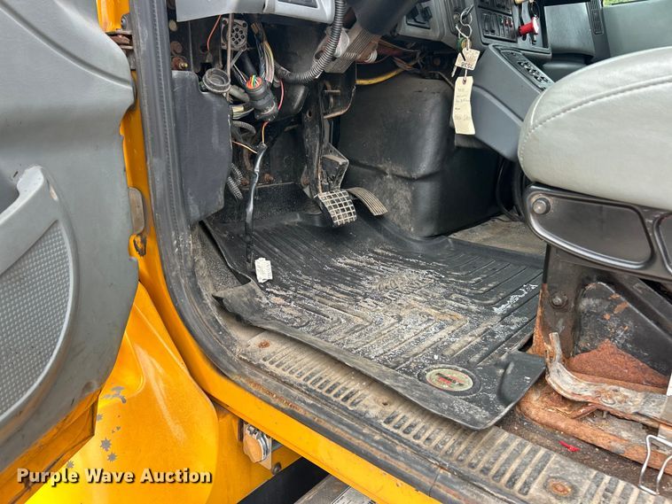 image for item ET3289 2005 International 7400 flatbed truck