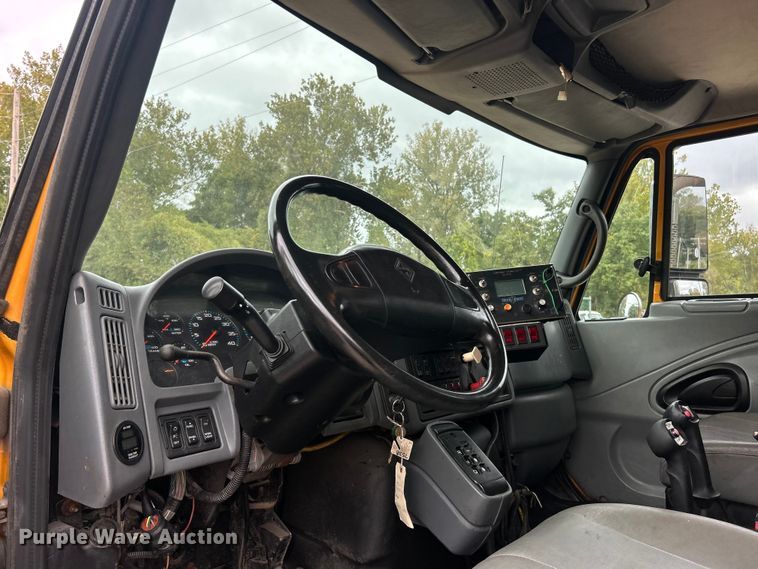 image for item ET3289 2005 International 7400 flatbed truck