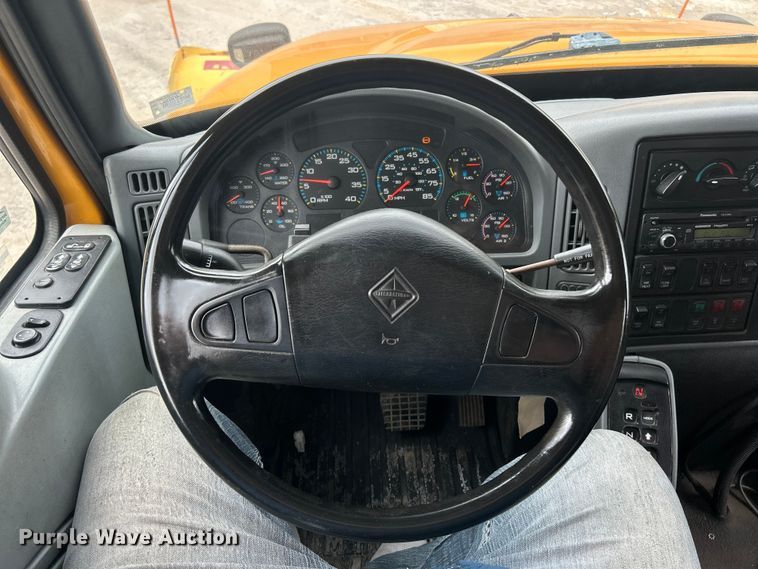 image for item ET3289 2005 International 7400 flatbed truck